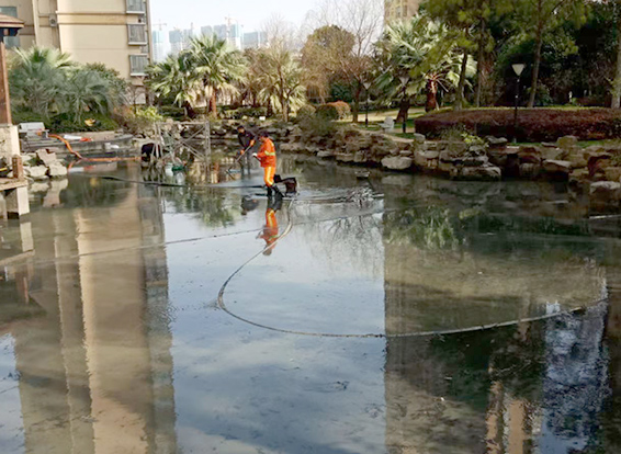头屯河景观池淤泥清理