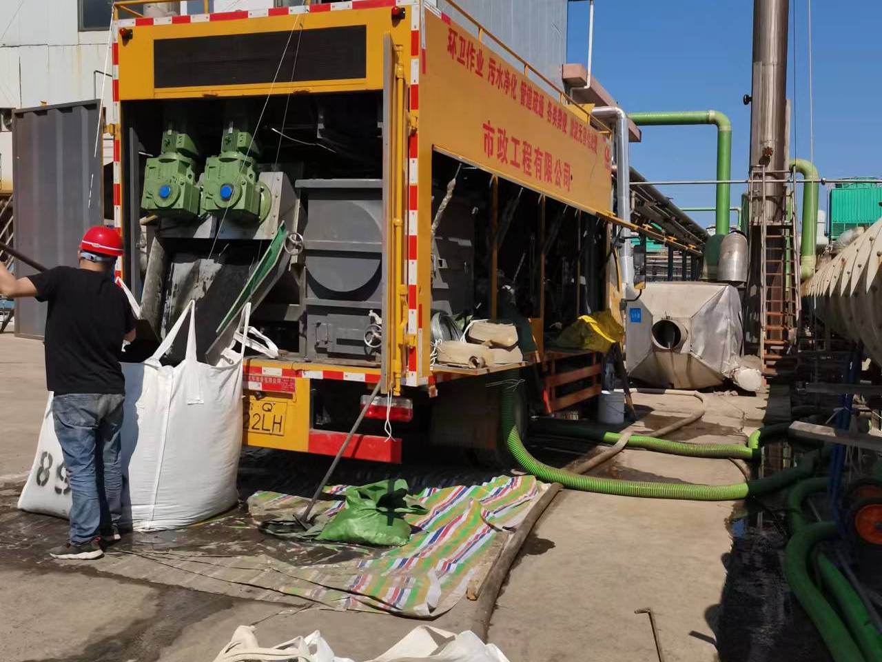 头屯河淤泥压干处理